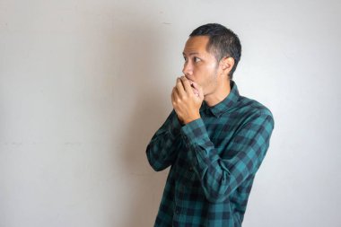 Elleri yanaklarında Asyalı genç adamları şok etti.