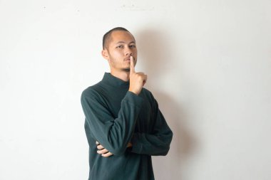 İzole edilmiş beyaz arka planda sessiz hareket eden süveter giyen genç erkekler