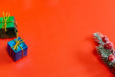 Arka plan şablonu kırmızı arka plan ve noel süslemeleri. Yeni yıl ve xmas
