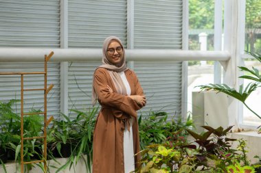 Küçük işletme sahibi kaktüs dükkanı gülen ve tesettürlü