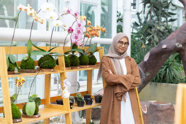 Küçük işletme sahibi kaktüs dükkanı gülen ve tesettürlü