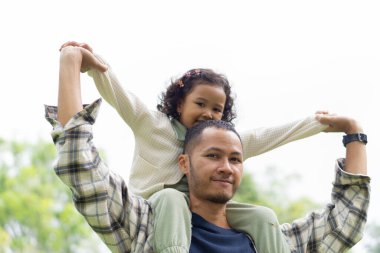 Baba ve kızının bahçedeki arka plandaki bulanık görüntüsü.