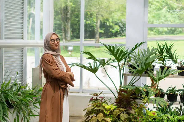 Küçük işletme sahibi kaktüs dükkanı gülen ve tesettürlü