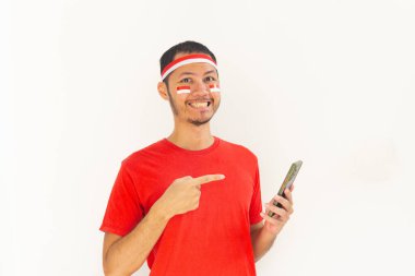 Endonezyalı genç adam, cep telefonunda izole edilmiş beyaz bantla işaret ediyor.
