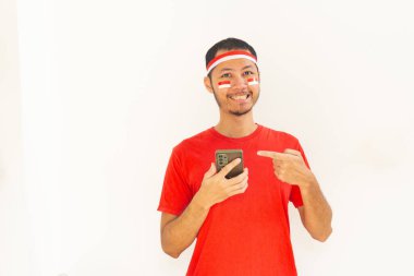 Endonezyalı genç adam, cep telefonunda izole edilmiş beyaz bantla işaret ediyor.