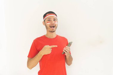 Endonezyalı genç adam, cep telefonunda izole edilmiş beyaz bantla işaret ediyor.