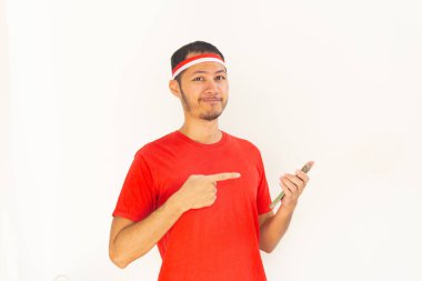 Endonezyalı genç adam, cep telefonunda izole edilmiş beyaz bantla işaret ediyor.