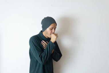 Kış giysileri giyen Endonezyalı adam kızarıyor.