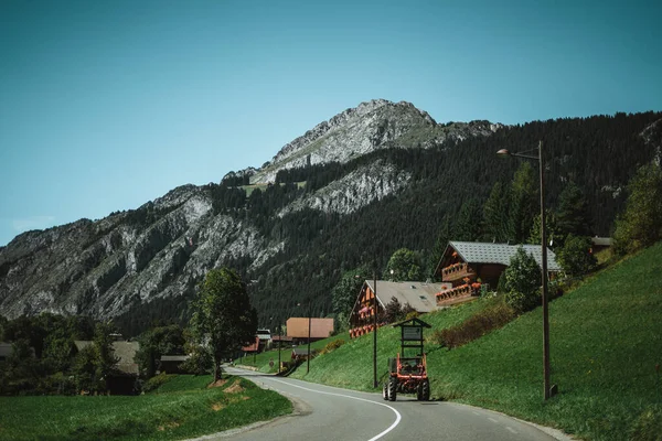 Ξύλινη Καλύβα Στις Άλπεις Βουνά Στο Βάθος Πανόραμα — Φωτογραφία Αρχείου