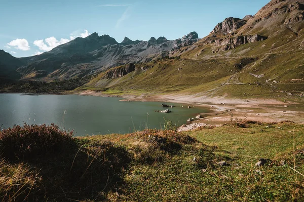 Spettacolare Lago Nelle Alpi Durante Autunno — Foto Stock