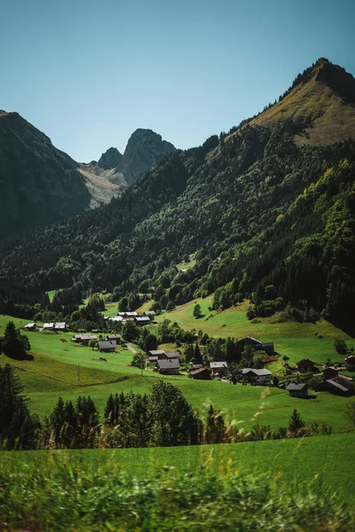 Wooden Hut Alps Mountains Background Panorama — Stock Photo, Image