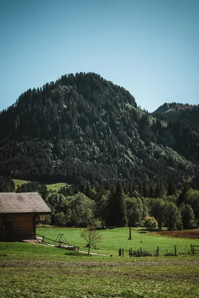 Houten Hut Alpen Met Bergen Achtergrond Panorama — Stockfoto