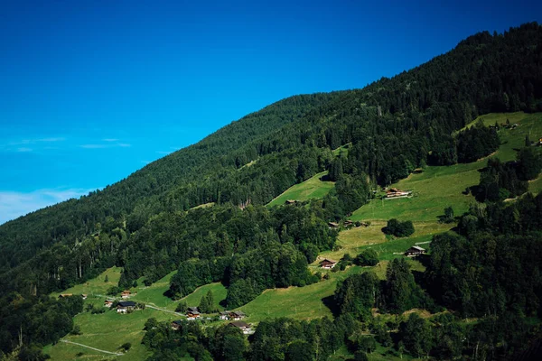 阿尔卑斯山中的木屋 背景是高山全景 — 图库照片