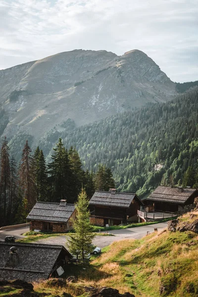Drewniana Chatka Alpach Górami Tle Panorama — Zdjęcie stockowe
