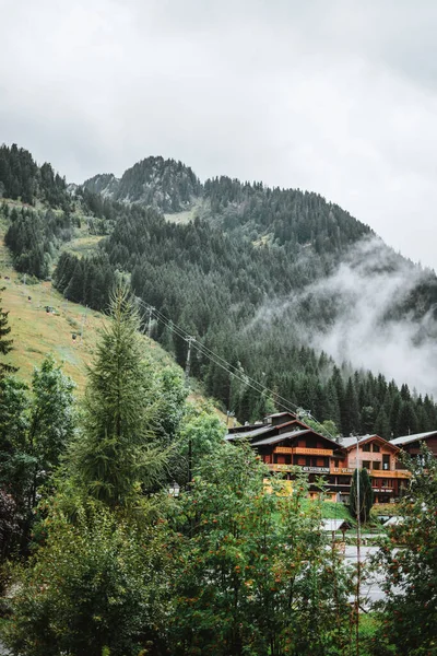 Cabaña Madera Los Alpes Con Montañas Fondo Panorama —  Fotos de Stock