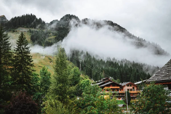 Ξύλινη Καλύβα Στις Άλπεις Βουνά Στο Βάθος Πανόραμα — Φωτογραφία Αρχείου
