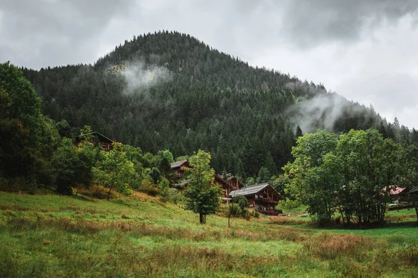 Dřevěná Chata Alpách Horami Pozadí Panorama — Stock fotografie