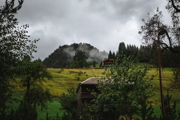 Cabane Bois Dans Les Alpes Avec Montagnes Arrière Plan Panorama — Photo