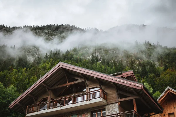 Dřevěná Chata Alpách Horami Pozadí Panorama — Stock fotografie