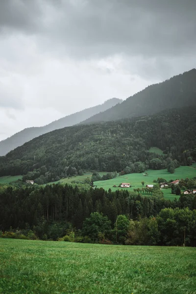 Montagnes Majestueuses Dans Les Alpes Couvertes Arbres Nuages — Photo
