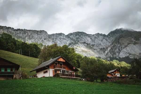 Cabaña Madera Los Alpes Con Montañas Fondo Panorama —  Fotos de Stock
