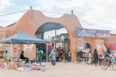 Tamanrasset, Cezayir - 25 Mart 2025: Tafsit pazarı girişi, Arapça bir tabelada 