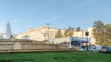 Cezayir, Cezayir-2 Nisan 2025: Mustapha Bacha Üniversitesi Hastanesi girişi ve Pierre ve Marie Curie Kanser Araştırma Merkezi (CMPC), Arapça Billboardlar.