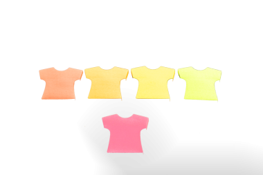 Somon, turuncu, sarı, yeşil ve pembe renklerle sıralanmış beş adet tişört şeklinde boş not defteri. Şeffaf bir arkaplan png dosyasına izole edildi.