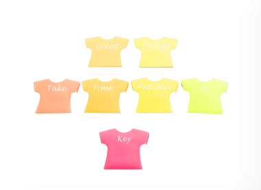 Tişört şeklinde yedi yapışkan not defteri, kelimeler 