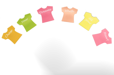 Tişört şeklinde altı tane yapışkan not defteri, kavisli düzenlenmiş. Somon, turuncu, sarı, yeşil ve pembe renkler. Şeffaf bir arkaplan png dosyasına izole edildi. Diyor ki 