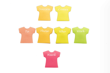 Tişört şeklinde yedi yapışkan not defteri, kelimeler 