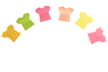 Somon, turuncu, sarı, yeşil ve pembe renklerde bir kavisle düzenlenmiş altı adet boş not defteri. Şeffaf bir arkaplan png dosyasına izole edildi.