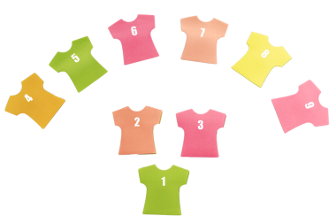 9 tane yapışkan not defteri 1 'den 9' a kadar numaralandırılmış ve bir yay şeklinde dizilmiş. Somon, turuncu, sarı, yeşil ve pembe renkler. Şeffaf bir arkaplan png dosyasına izole edildi.