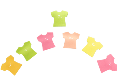 Gülümseyen tişört şeklinde yedi tane yapışkan not defteri ve sırayla sıralanmamış gülümseme, somon, turuncu, sarı, yeşil ve pembe renkler. Şeffaf bir arkaplan png dosyasına izole edildi.