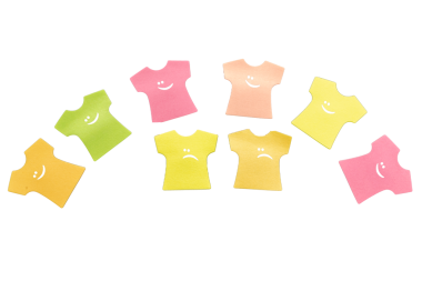 Gülümseyen tişört şeklinde sekiz tane yapışkan not defteri ve art arda sıralanan iki gülümseme, somon, turuncu, sarı, yeşil ve pembe renkler. Şeffaf bir arkaplan png dosyasına izole edildi.