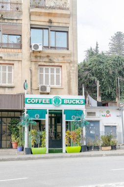 Cezayir, Cezayir 8 Kasım 2024: Val D 'Hydra' nın ana caddesindeki bir kahve dükkanı cephesinde Starbucks amblemine çarpıcı derecede benzeyen 