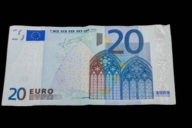 Gotik bir kemer penceresi, AB bayrağı, avro sembolü, ECB başkanının imzası ve sayı ve pencere tasarımlı holografik bir şerit gösteren 20 avroluk banknotun ön tarafı.