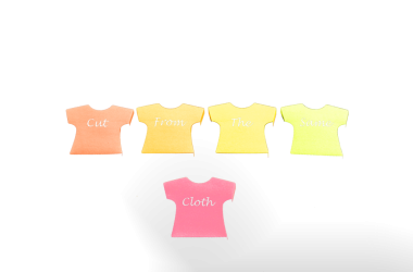 Tişört şeklinde beş tane yapışkan not defteri, bir deyimin kelimeleri 