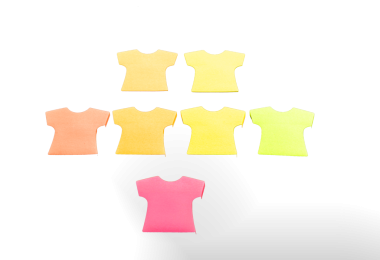 Somon, turuncu, sarı, yeşil ve pembe renklerle sıralanmış yedi adet tişört şeklinde boş not defteri. Şeffaf arkaplan png dosyasına izole edildi.