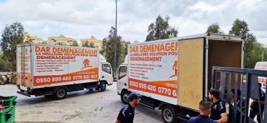 Cezayir - 12 Nisan 2025: Şirket logosu ve Fransız sloganı 