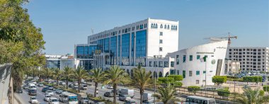 Cezayir, Cezayir - 7 Nisan 2025: Cezayir Üniversitesi 3, İbrahim Sultan Cheibout, Bilgi ve İletişim Fakültesi dış görünüş ve iki dilli Arapça-İngilizce tabela