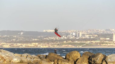 Cezayir, Cezayir - 25 Ocak 2022: Staoueli 'deki Marina Sidi Fredj yelkencilik kulübünde uçurtma uçuran bir adam. Plaj sörfçüleri. Deniz dalgaları. Derin mavi deniz, kum. Moretti şehri..