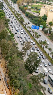 Cezayir, Cezayir - 19 Aralık 2024: Cheraga otoyolunda yoğun trafik sıkışıklığı, Tipaza, Sidifredj, Staoueli, Zeralda, .Bouchaoui, Blida, Cheraga ve Douera yönlü yol işareti.