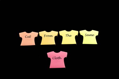 Tişört şeklinde beş tane yapışkan not defteri, bir deyimin kelimeleri 