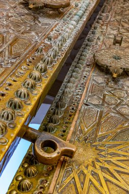 Cezayir 'in Tlemcen kentindeki Sidi Boumediene Camii' nde 3 boyutlu İslami Endülüs oymaları ve heykellerle dolu dev bir kapı aralığı. Metalik sürgülü, saplı ve geometrik desenli düşük açılı bir görünüm