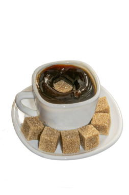 Bir fincan sade kahve ve yüzeye düşen bir şeker bir sıçramaya neden olur, şeffaf bir zemin üzerinde izole edilmiş bir sürü kahverengi şeker küpüyle dolu bir fincan beyaz bir fincan içinde servis edilir..