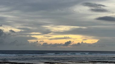 Kumsalda bulutlu gün batımı 