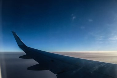 Yukarıdan Sabah Dehşeti. Yüksek Gün Doğumu. Uçaktan gökyüzünde güzel bir sabah