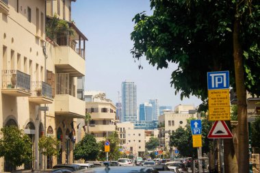 Şehrin modern ve eski mimarisi. Tel Aviv ve Jaffa görünümü karşıtlığı.