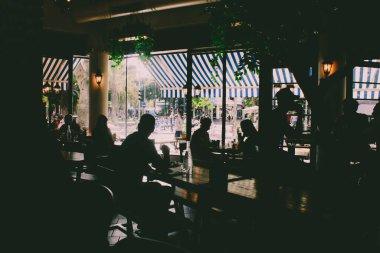 Modern bir kafe. İnsanlar da restoranda konuşuyor..